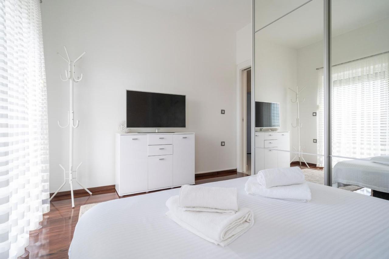Absolute Gray Apartment *